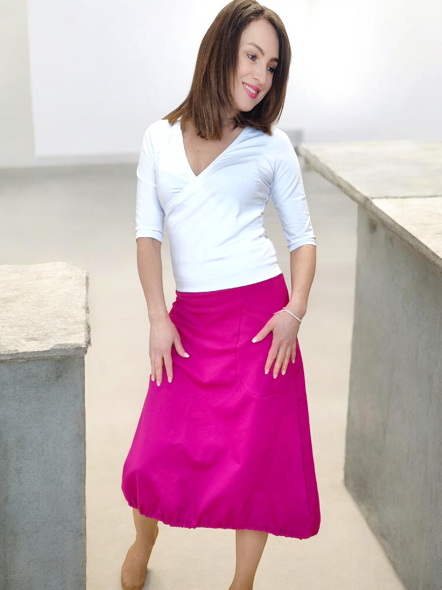 Áčková sukně s kapsami a mírným balónkem je pohodlný a výrazný kousek, který zvýrazní pas a dodá outfitu ženskost